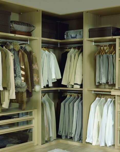 Carre inloopkast,garderobe kast,hoekkast,kledingkamer, ahorn kleur eiken, gelakt,Slaapkenner Theo Bot zwaag,interieur kast op maat